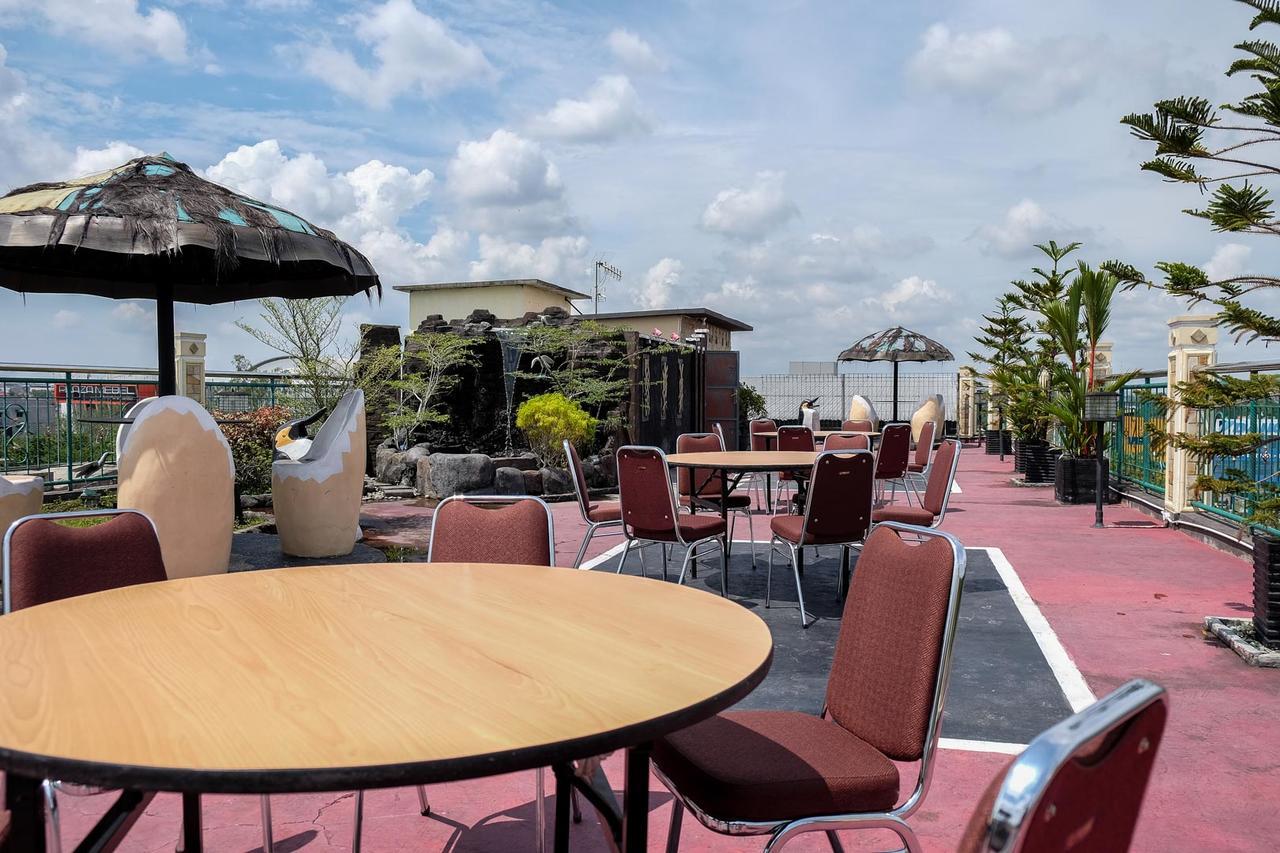 Reddoorz Plus Near Living World Pekanbaru Exterior photo